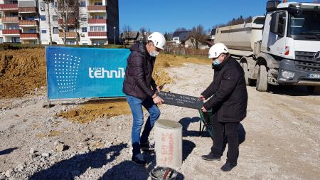 Mirna soseska, polozitev temeljnega kamna, Janez Prosenik in Dusan Skerbis, foto Lapego (2)